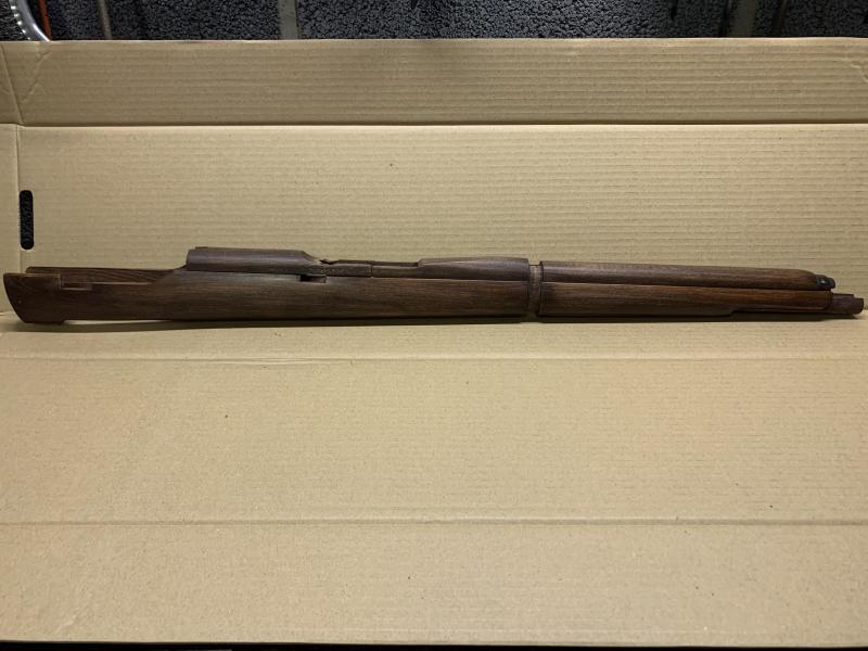 LEE ENFIELD SMLE NO1 MK3 FOREND WITH HAND GUARDS. REPRODUCTION MAY NEED SOME WORK FOR FINAL FITTING. RECOMMEND WORK BY PROFESSIONAL FOR FINAL FITTING AND BEDDING TO GET BEST RESULTS